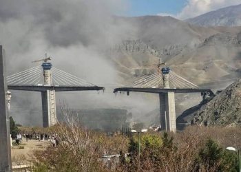 Трамп Ираныг сүрдүүлсний дараа тус улсын хамгийн өндөр гүүрийг бөмбөгджээ