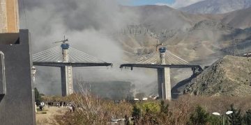 Трамп Ираныг сүрдүүлсний дараа тус улсын хамгийн өндөр гүүрийг бөмбөгджээ