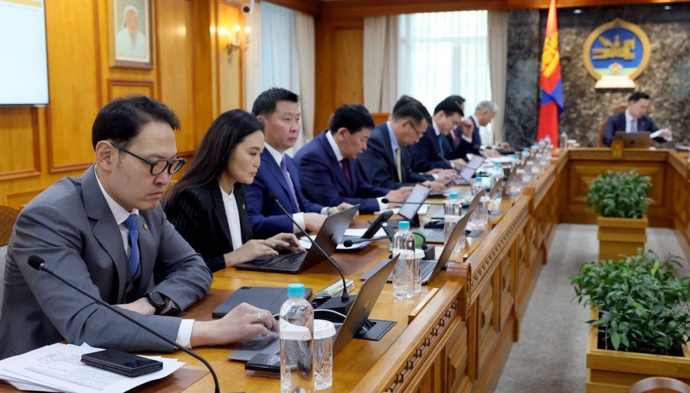 Н.Учралын кабинет анхны хурлаа хийж байна