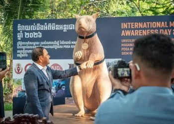 Камбож улс алдартай мина илрүүлэгч хархандаа зориулан хөшөө босгожээ