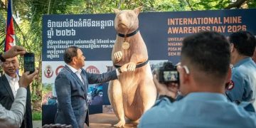 Камбож улс алдартай мина илрүүлэгч хархандаа зориулан хөшөө босгожээ