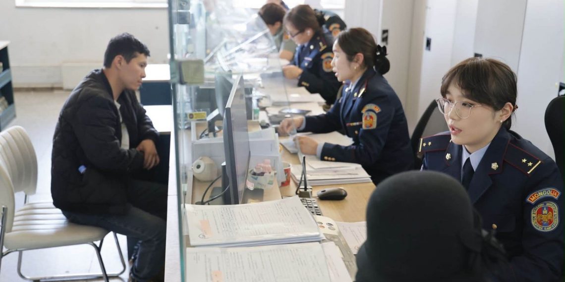 Нэг компьютерыг зургаан хүн ашигладаг зэрэг хүнд нөхцөлд нийслэлийн ШШГГ-ын алба хаагчид ажиллаж байна