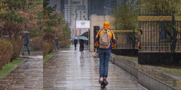 Насанд хүрээгүй иргэн скүүтэр, мопед унасан тохиолдолд эцэг, эхийг нь 400 мянган төгрөгөөр торгоно