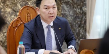 Н.Учрал: Э.Батшугар сайд аа! Хөнгөлөлттэй эмийн жагсаалтыг хэнтэй ч уулзахгүйгээр шийд