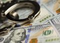 Төрийн албан тушаалтан хүүтэйгээ хамт 700 мянган ам.доллар угаажээ