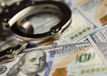 Төрийн албан тушаалтан хүүтэйгээ хамт 700 мянган ам.доллар угаажээ