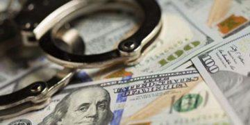 Төрийн албан тушаалтан хүүтэйгээ хамт 700 мянган ам.доллар угаажээ