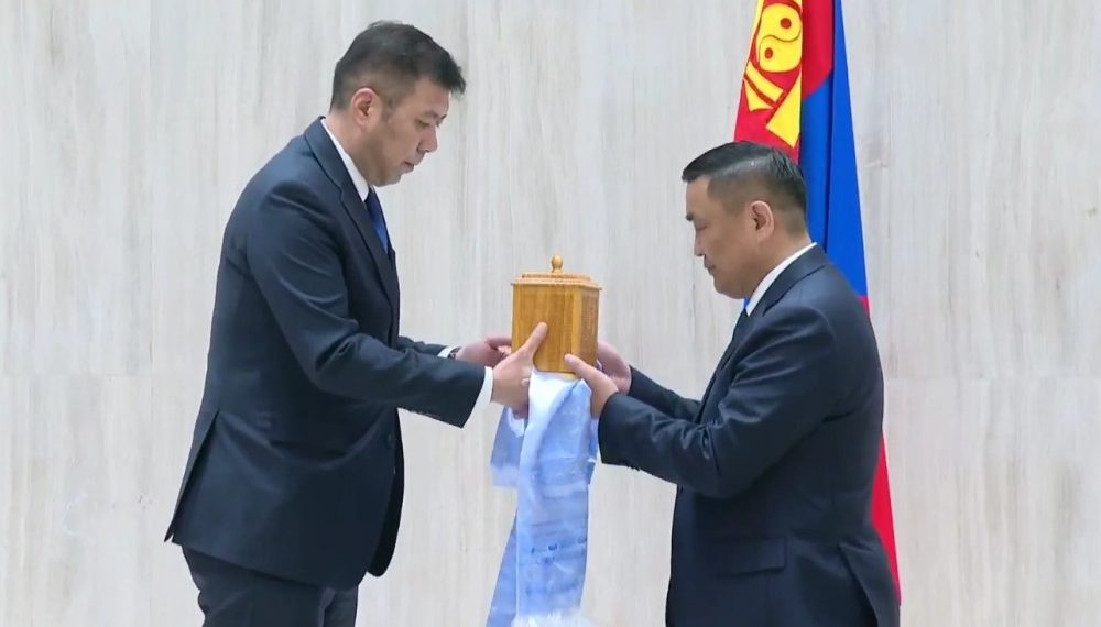 Нийслэлийн засаг даргын тамгыг орлогч Б.Мөнхбатад гардууллаа