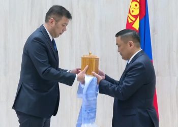 Нийслэлийн засаг даргын тамгыг орлогч Б.Мөнхбатад гардууллаа