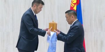 Нийслэлийн засаг даргын тамгыг орлогч Б.Мөнхбатад гардууллаа