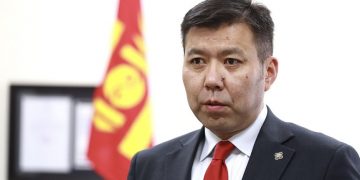 Б.Энхбаяр: Их мөнгө, хяналтгүй төсөв хүнийг яаж галзууруулдгийн жишээг бид харлаа