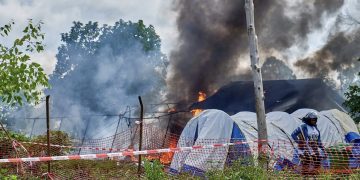 Конго улсад эбола вирусийн халдвартай хүмүүсийг эмчилж байсан нүүдлийн эмнэлгийг бухимдсан иргэд галдан шатаажээ