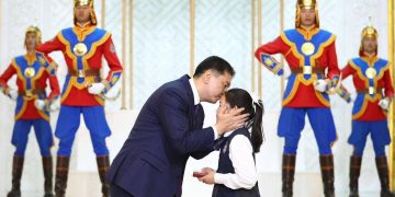 Нэг гэр бүлийн таван хүний амь насыг аварсан З.Эмүжинг Шударга журам медалиар шагналаа