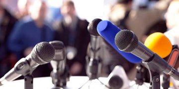 Хэвлэлийн эрх чөлөөний эсрэг ажиллаж байгаадаа тайлбар хийхийг шаардав