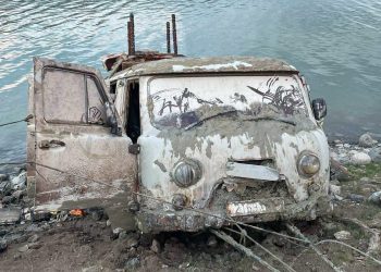 Хотон нууранд живсэн уаз фургон автомашиныг 36 метрийн гүнээс татан гаргалаа