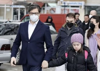 Даун синдромтой, гадуурхагдсан охиныг Ерөнхийлөгч сургуульд нь хүргэжээ