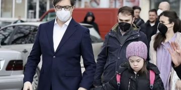 Даун синдромтой, гадуурхагдсан охиныг Ерөнхийлөгч сургуульд нь хүргэжээ