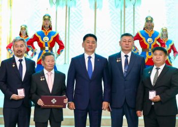 Шинэ онцгой туурвил, шилдэг гарамгай бүтээлүүдэд Төрийн шагнал хүртээлээ
