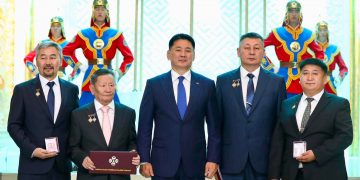 Шинэ онцгой туурвил, шилдэг гарамгай бүтээлүүдэд Төрийн шагнал хүртээлээ
