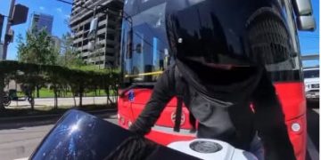 Замын хөдөлгөөнд оролцож байх үедээ ноцтой зөрчил гаргасан автобусны жолоочийг ажлаас нь чөлөөлжээ