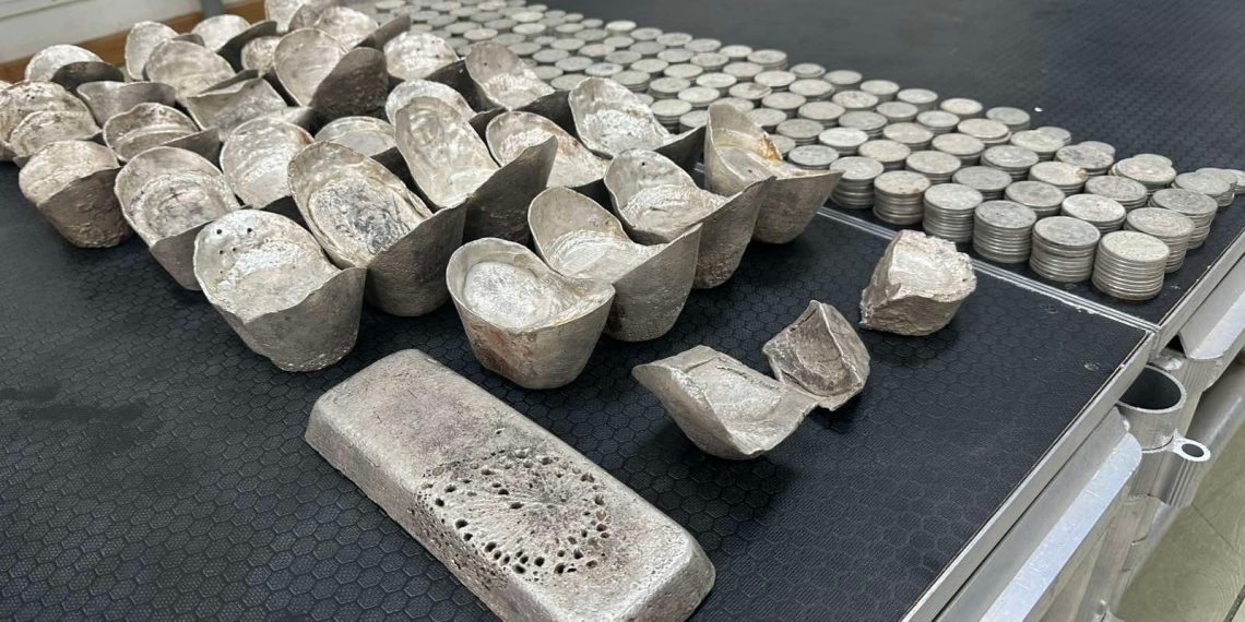 Зөвшөөрөлгүй тээвэрлэсэн 1,185 ширхэг мөнгөн зоос, 29 ширхэг мөнгөн ембүү зэрэг соёлын биет өвийг хураан авчээ