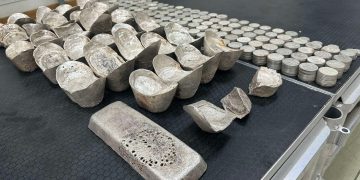 Зөвшөөрөлгүй тээвэрлэсэн 1,185 ширхэг мөнгөн зоос, 29 ширхэг мөнгөн ембүү зэрэг соёлын биет өвийг хураан авчээ
