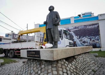 С.Зориг, Д.Нацагдорж, Б.Явуухулангийн хөшөөний дэргэд зөвшөөрөлгүй байрлуулсан хөшөөг шилжүүлнэ