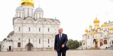 Их ван Дмитрий Донскойн шарилын олдвор ба түүнийг Украины дайны фронтын шугам руу илгээж, Оросын цэргүүдийн сүнс, зоригийг сэргээхэд ашиглана