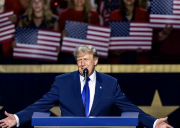 Трамп насанд хүрсэн иргэн бүрд 5000 ам.долларын “ногдол ашиг” олгохоо амлав