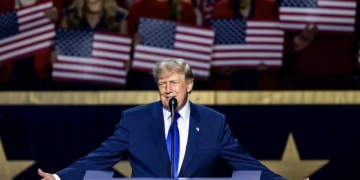 Трамп насанд хүрсэн иргэн бүрд 5000 ам.долларын “ногдол ашиг” олгохоо амлав