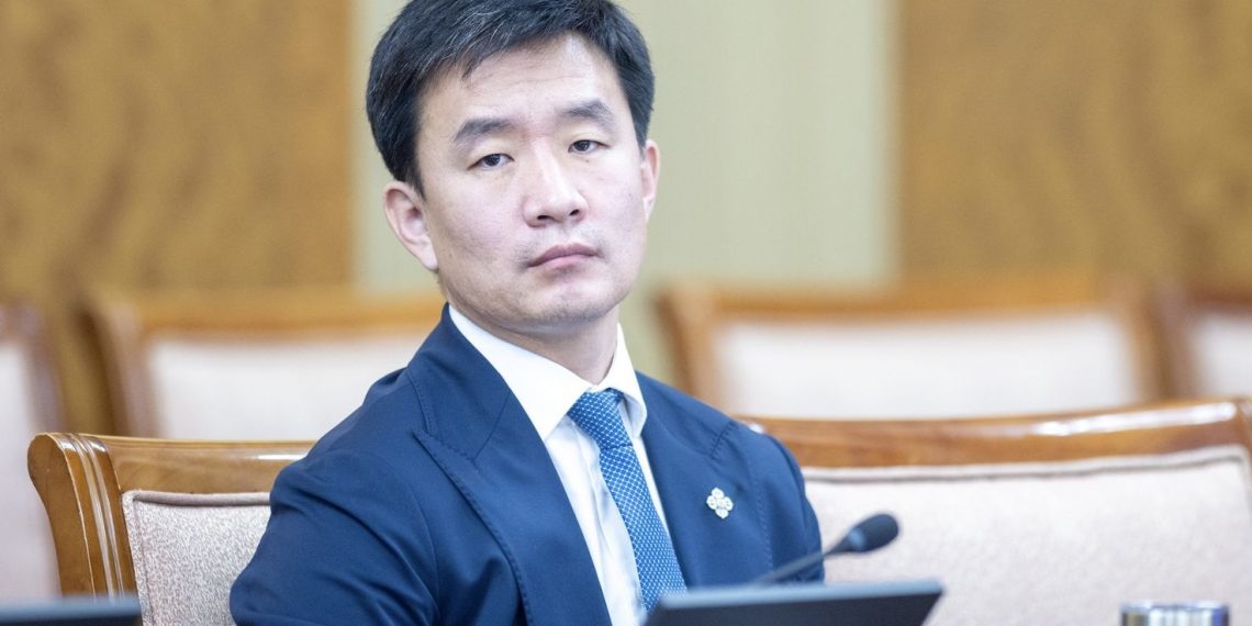 Д.Цогтбаатар: Паразитуудыг битгий төрөөс тэжээгээд байгаач ээ