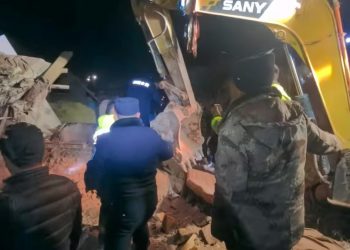 Төвөдийн хойд хэсэгт 7 магнитудын хүчтэй газар хөдөлсний улмаас 16 хүн амиа алджээ
