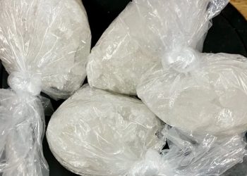 Карго ачаанд гаалийн хяналт шалгалт хийх явцад хувцас дотор нуун далдалсан 1.6 кг “мөс” гэх нэршилтэй бодис илрүүлжээ