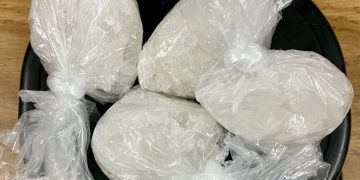 Карго ачаанд гаалийн хяналт шалгалт хийх явцад хувцас дотор нуун далдалсан 1.6 кг “мөс” гэх нэршилтэй бодис илрүүлжээ